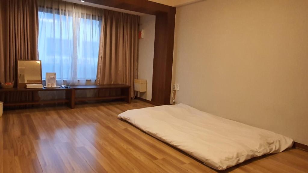 Postel nebo postele na pokoji v ubytování Gyungpo Beach Hotel