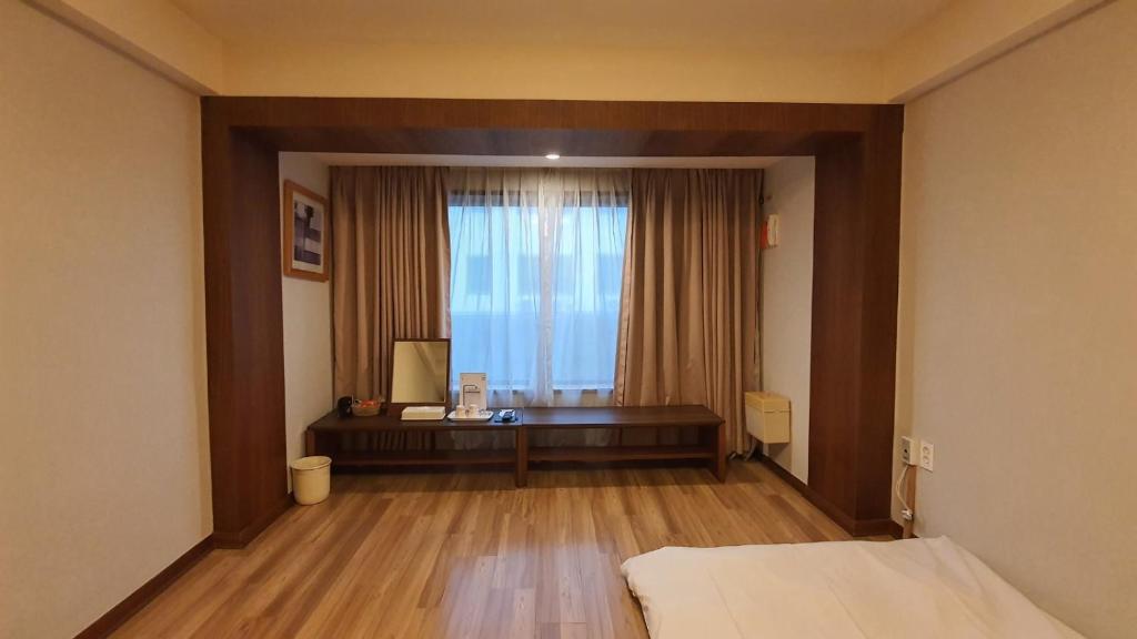 Postel nebo postele na pokoji v ubytování Gyungpo Beach Hotel