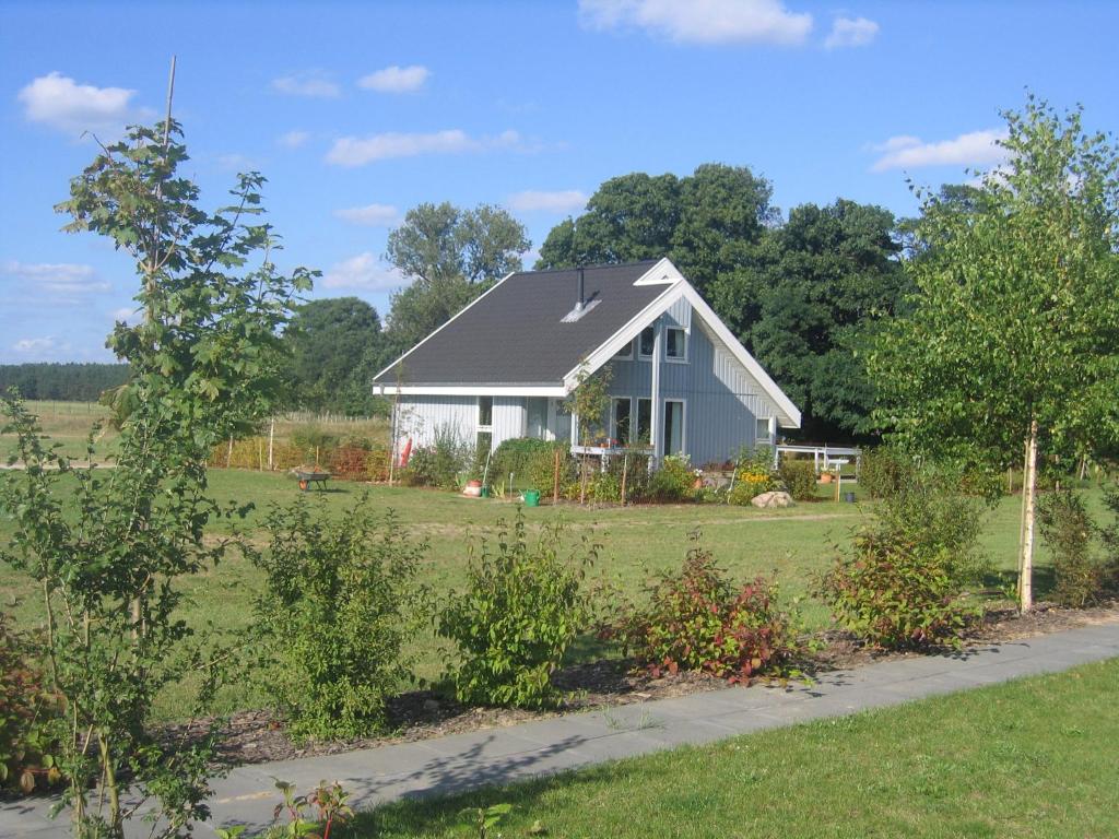 a white house in the middle of a field at Feriendorf Klosterheide in Lindow