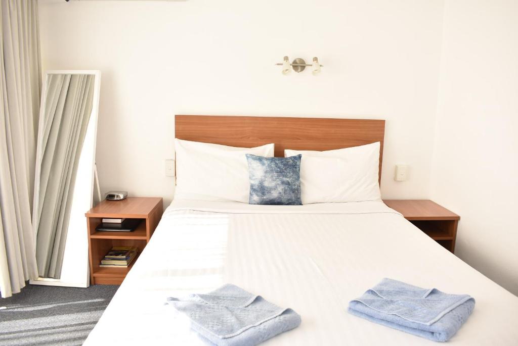 Postel nebo postele na pokoji v ubytování Port O'Call Motel