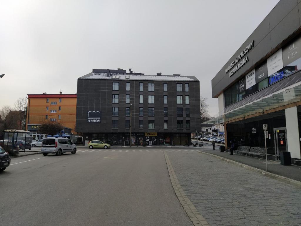 an empty street in a city with a building at Apartament Mszana Dolna in Mszana Dolna