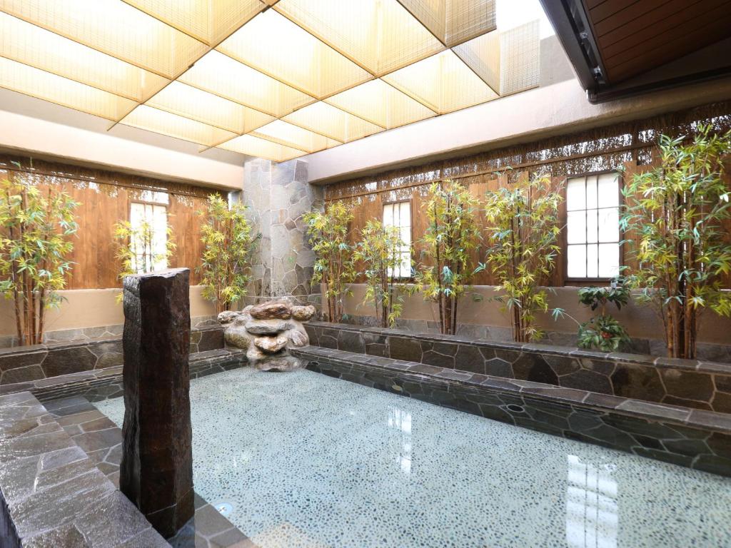 Bazén v ubytování Dormy Inn Ikebukuro nebo v jeho okolí