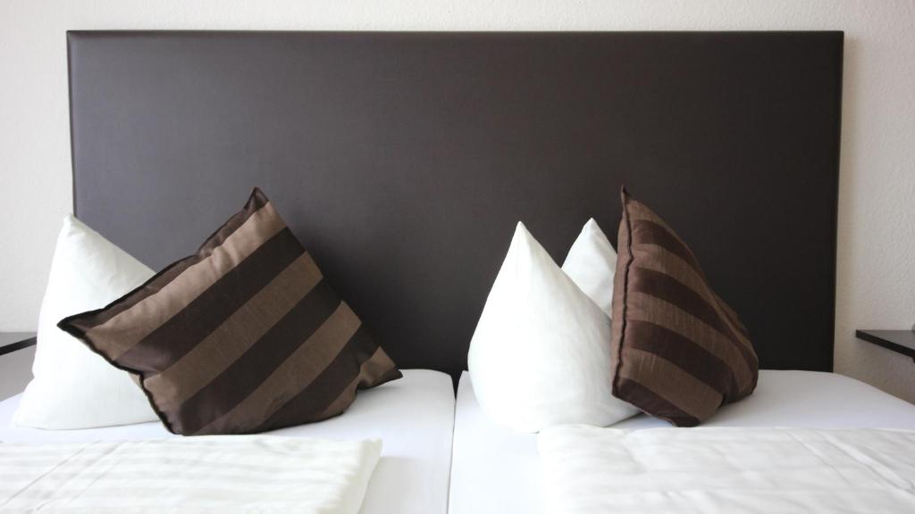 Postel nebo postele na pokoji v ubytování Kaiser´s Weinland Hotel