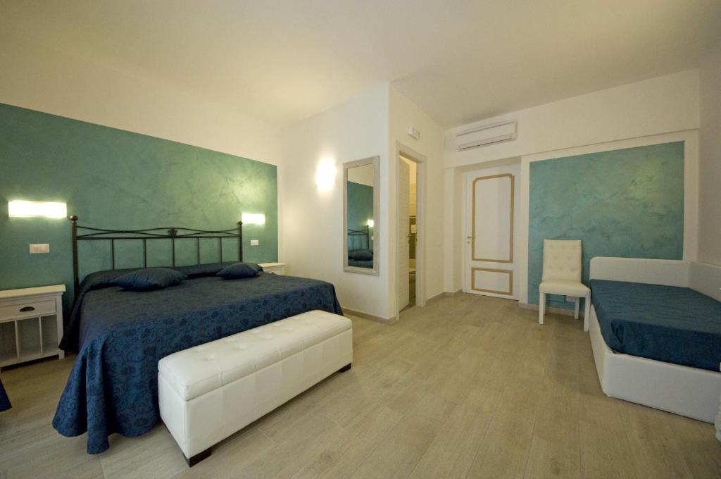 1 dormitorio con cama y sofá en Atlantis Inn Roma en Roma