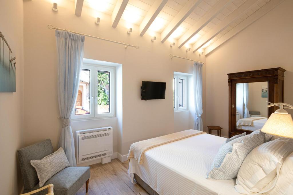 een slaapkamer met een bed en een raam bij Melina's Urban Retreat in Corfu-stad
