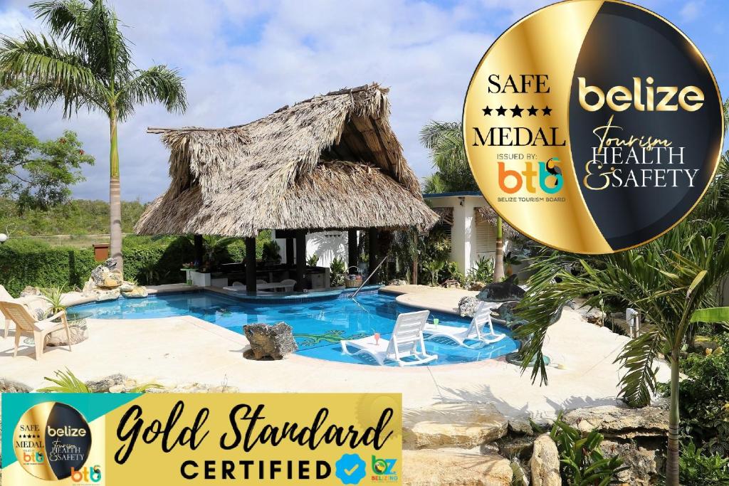 een bord voor een resort met een zwembad en een spa en een anatural synergie-bord bij The GECKO BUNGALOW**Beautiful POOL**Free Airport Shuttle in Belize City