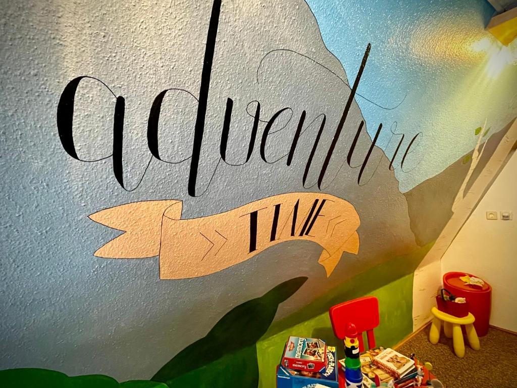 eine Wand mit einem Schild auf dem Columbine sqor steht in der Unterkunft Haus am Berg - Pension direkt am Skihang in Kurort Oberwiesenthal