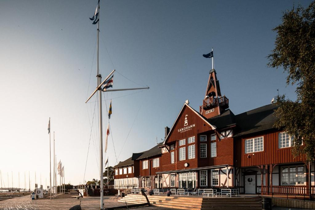 un edificio con bandiere sopra di Sandhamn Seglarhotell a Sandhamn