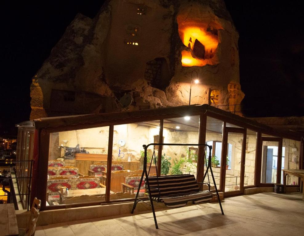 um banco em frente a um edifício à noite em Zeus Cave Suites em Goreme