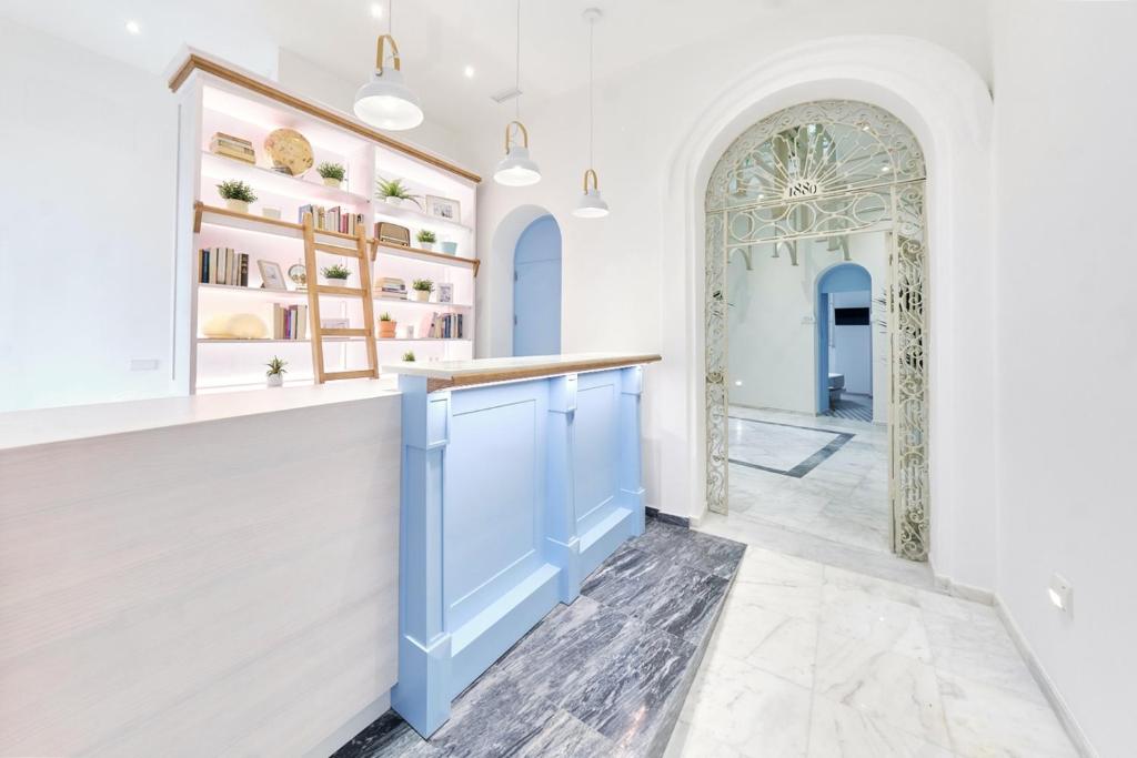 a dressing room with a blue door and a mirror at La Casa del Arco in Conil de la Frontera