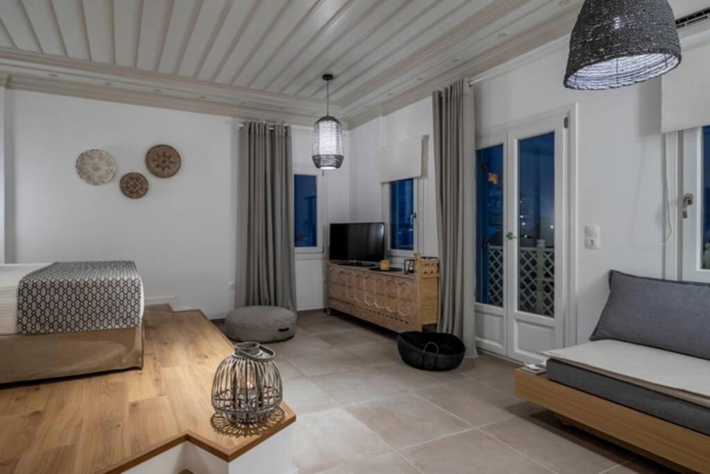 TV a/nebo společenská místnost v ubytování Luxury Apartment in the Heart of Astypalaia