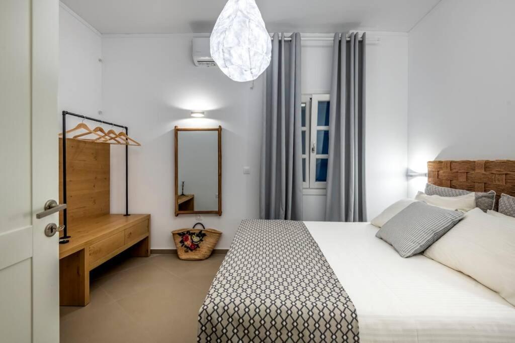 Postel nebo postele na pokoji v ubytování Luxury Apartment in the Heart of Astypalaia