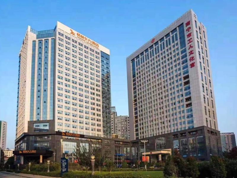 dwa wysokie wieżowce w dużym mieście w obiekcie GreenTree Eastern Chaoyang Plaza Hotel w mieście Nanning