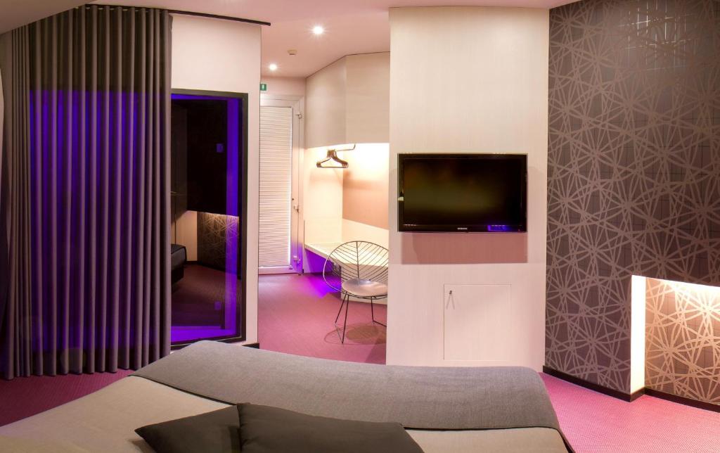 Telewizja i/lub zestaw kina domowego w obiekcie Pineta Hotel