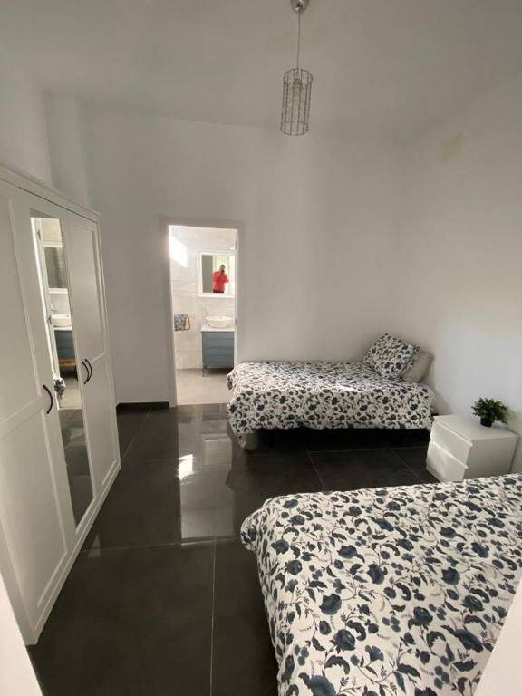 Posteľ alebo postele v izbe v ubytovaní CASA REFORMADA CON TERRAZA/WIFI/AIRE ACONDICIONADO