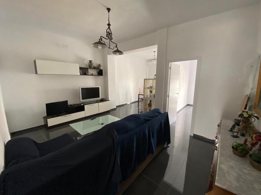 Televízia a/alebo spoločenská miestnosť v ubytovaní CASA REFORMADA CON TERRAZA/WIFI/AIRE ACONDICIONADO