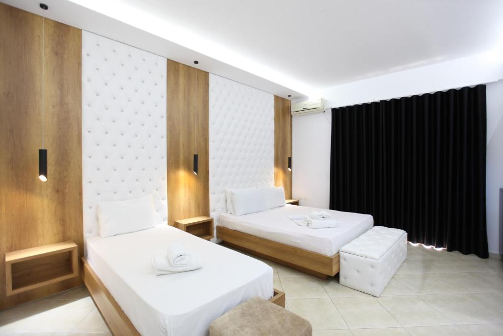 una habitación de hotel con 2 camas en una habitación en Ksamil Central Park Hotel en Ksamil