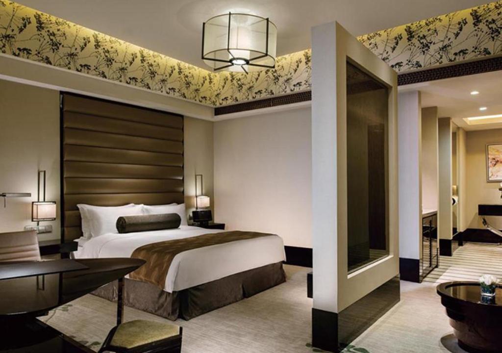 Postel nebo postele na pokoji v ubytování Crowne Plaza Hefei by IHG