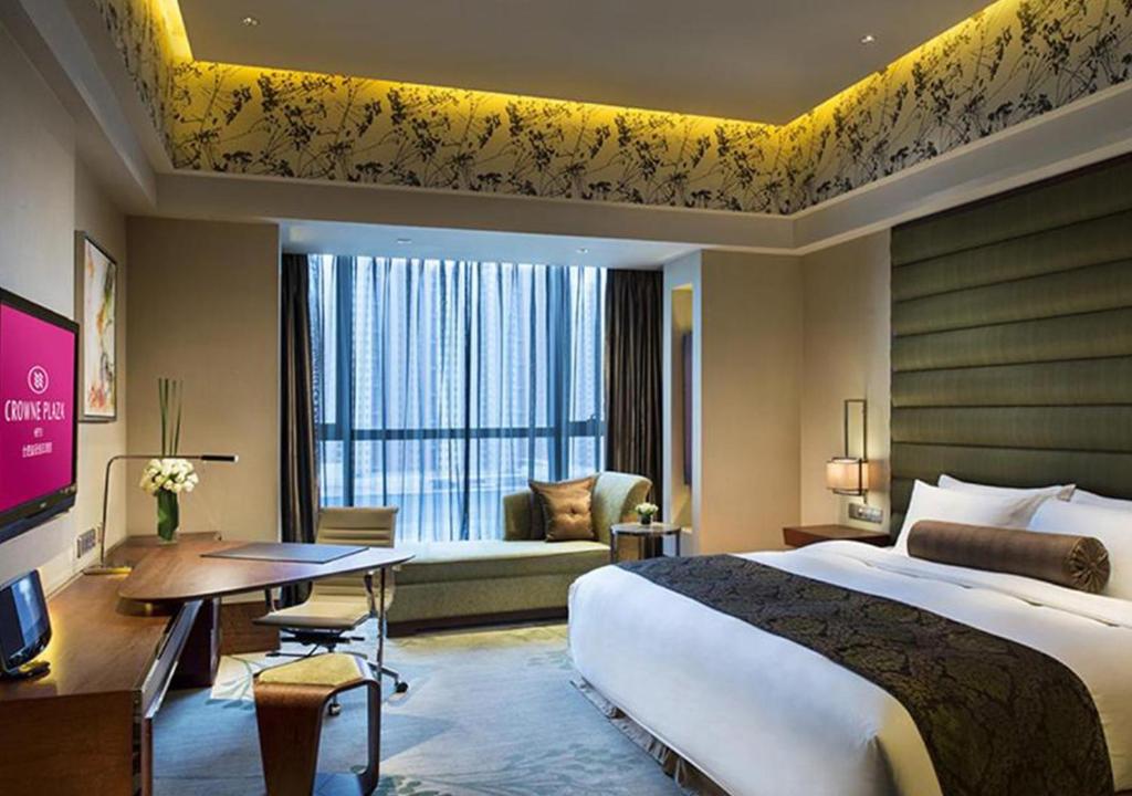 Postel nebo postele na pokoji v ubytování Crowne Plaza Hefei by IHG