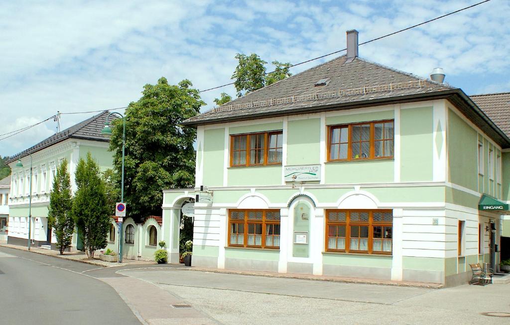 biały budynek na rogu ulicy w obiekcie Hotel Mühlviertler Hof w mieście Schwertberg