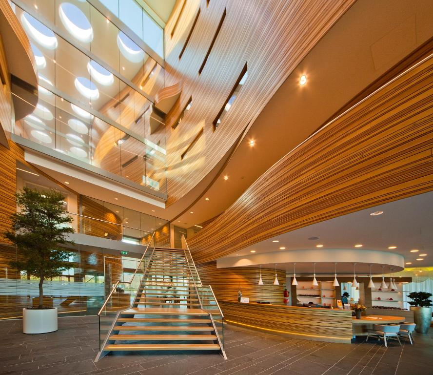 een lobby met een wenteltrap in een gebouw bij Hotel Udens Duyn in Uden