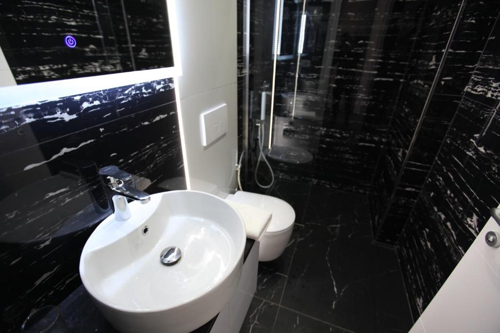 Ksamil Central Park Hotel - Image 4