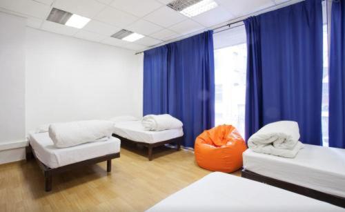 Postel nebo postele na pokoji v ubytování HolidaysBCN Rooms