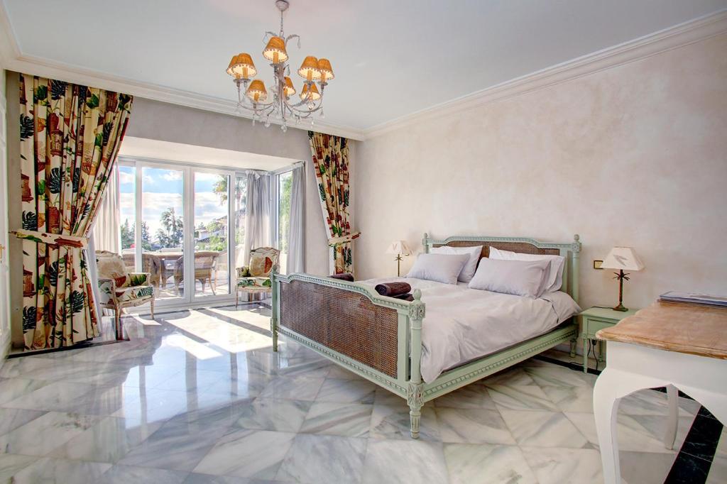 A bed or beds in a room at Monte Paraiso Apt