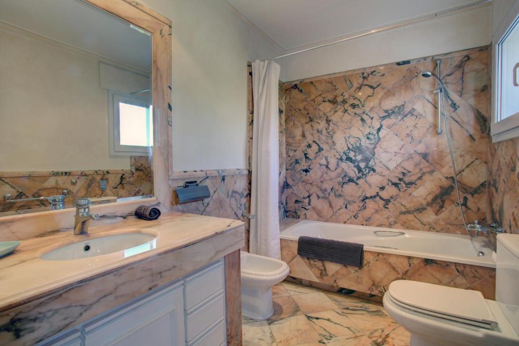 A bathroom at Monte Paraiso Apt