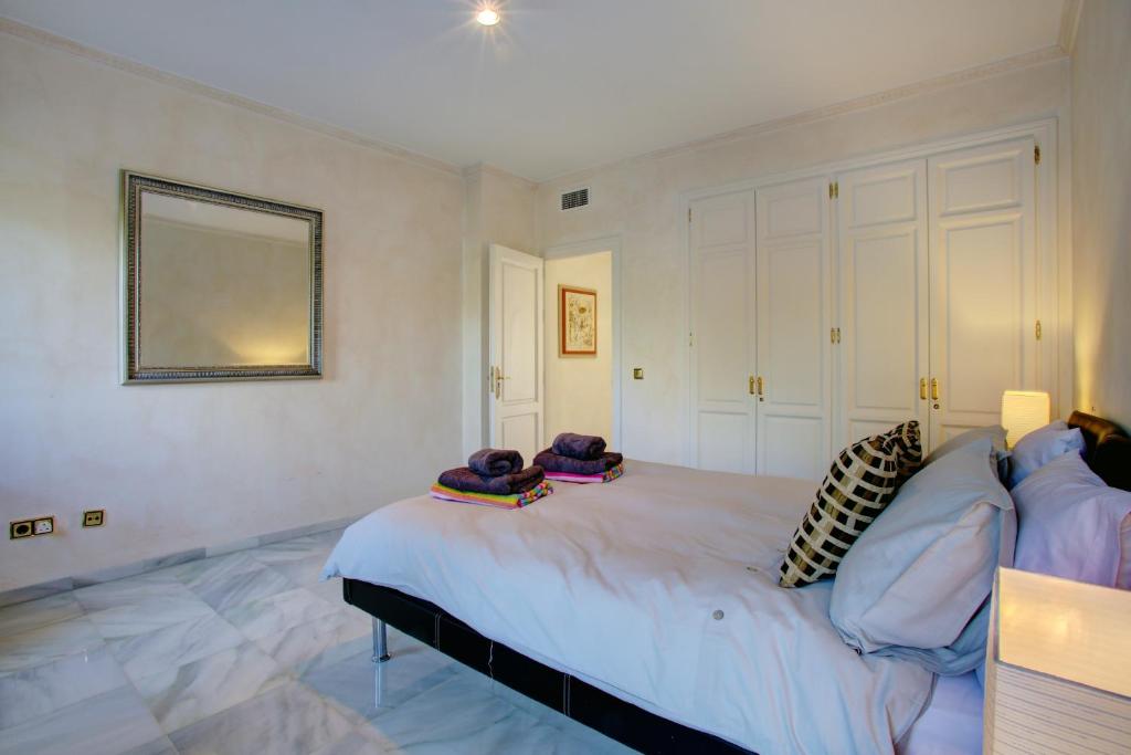 A bed or beds in a room at Monte Paraiso Apt