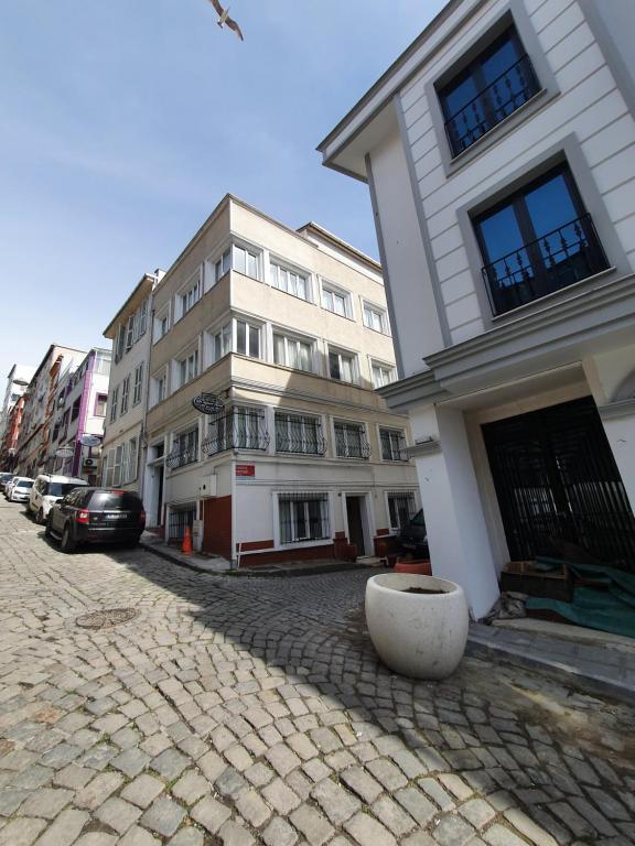 una calle adoquinada frente a un edificio en Efe Apart Hotel, en Estambul