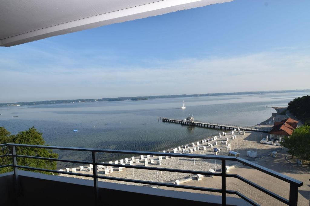 - une vue sur une étendue d'eau avec une jetée dans l'établissement fewo1846 - Intermar Lina K - Luxuriöses Apartment im 6 OG mit Balkon und Meerblick, à Glücksburg