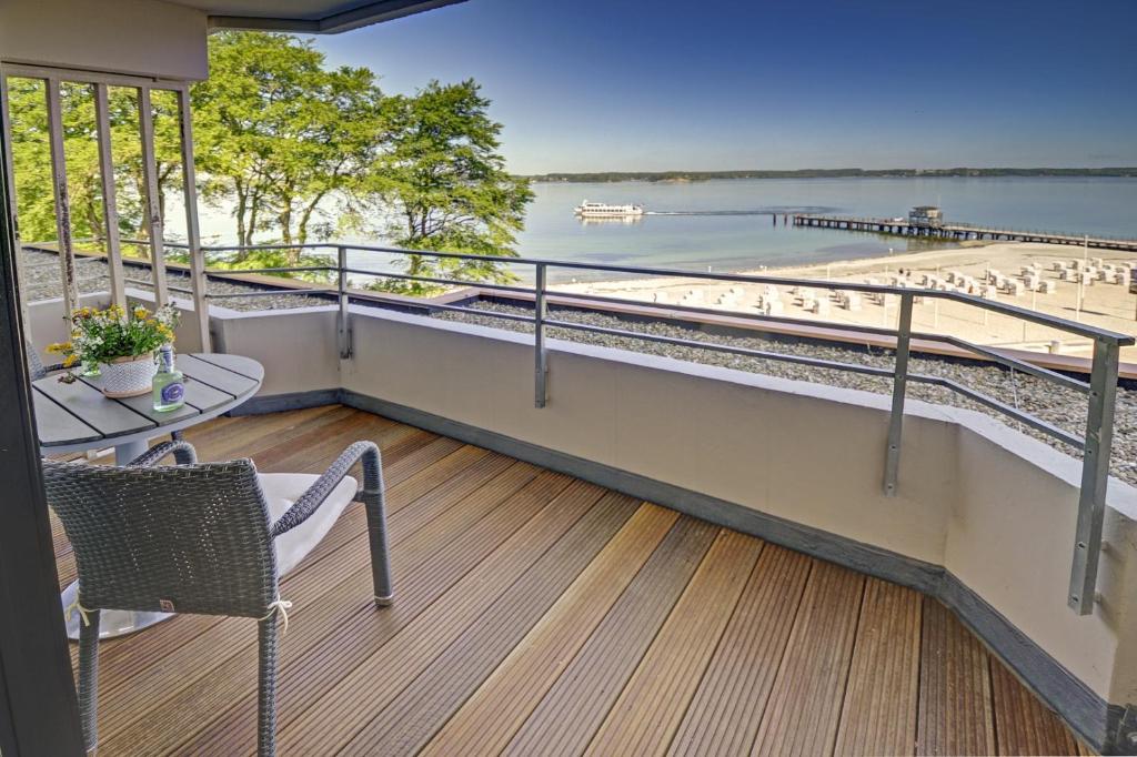 uma varanda com uma mesa e vista para a praia em fewo1846 Intermar - At the beach - luxuriöses Studioapartment mit Balkon und Meerblick im 2 OG em Glücksburg