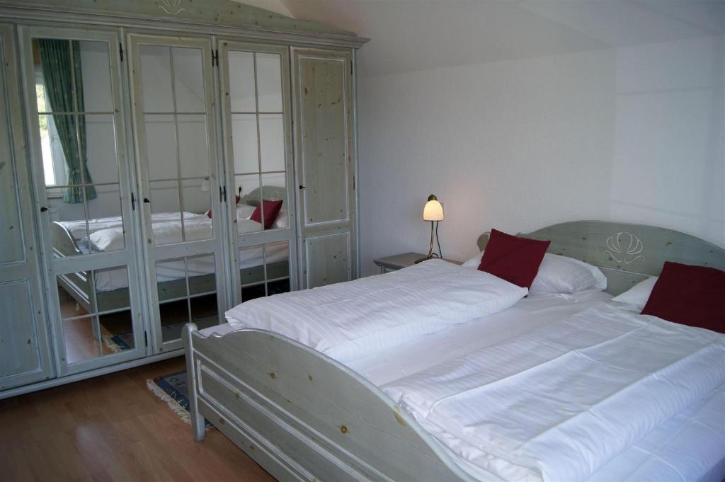 - une chambre avec deux lits jumeaux et un grand lit dans l'établissement Winterberg Appartement 21028, à Winterberg