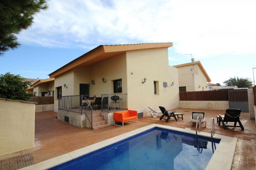una casa con piscina frente a una casa en Riumar 'Mar i Cel', 220m to beach, private pool, On-Site-Service, dog beach, en Riumar
