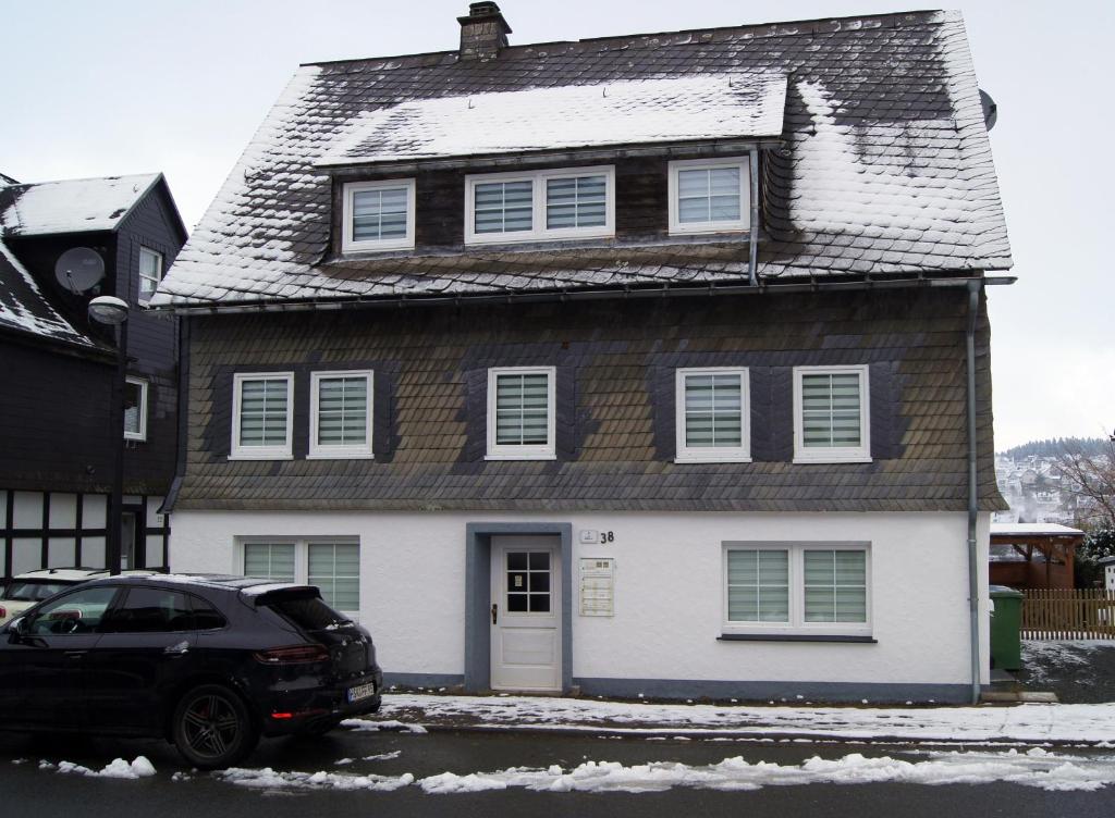 een zwarte auto geparkeerd voor een huis bij Winterberg Appartement 21105 in Winterberg