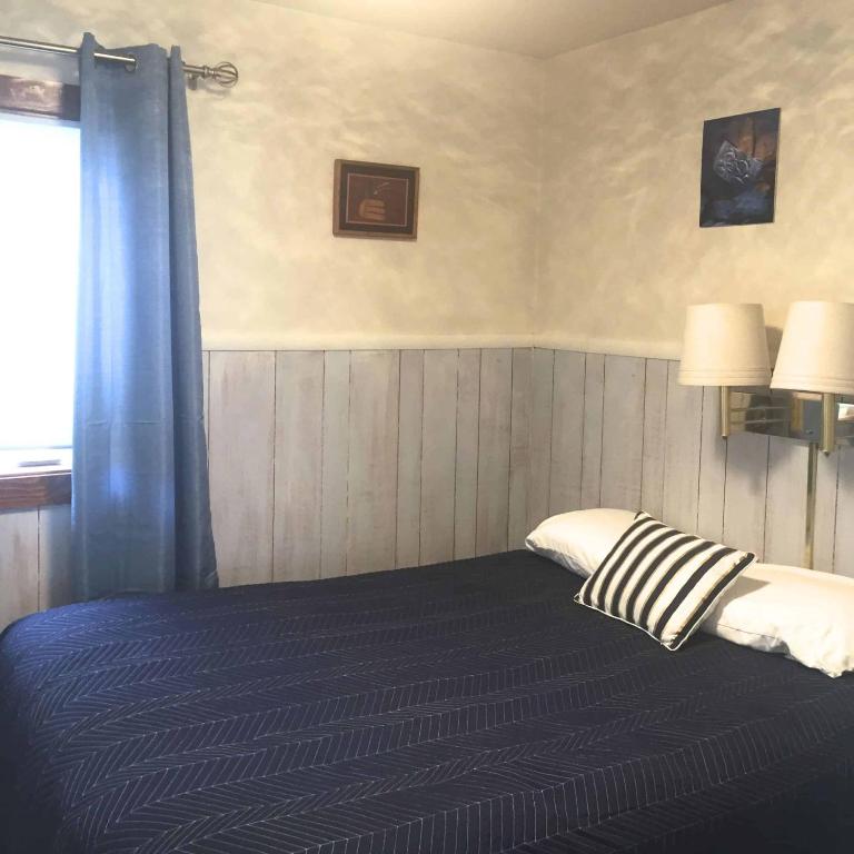 Postel nebo postele na pokoji v ubytování The Tides Inn