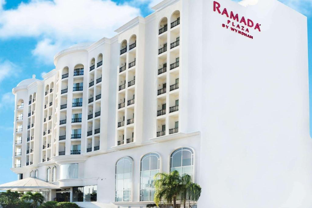 - un grand bâtiment blanc avec un panneau dans l'établissement Ramada Plaza by Wyndham Veracruz Boca del Rio, à Veracruz