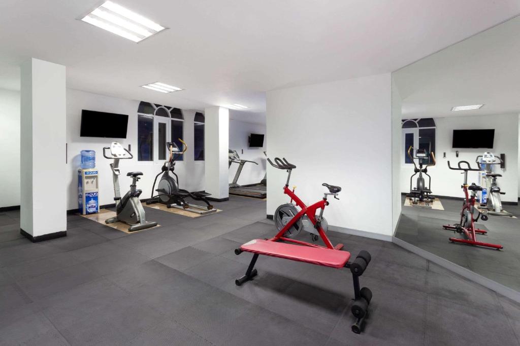 Fitness centrum a/nebo fitness zařízení v ubytování Ramada Plaza by Wyndham Veracruz Boca del Rio