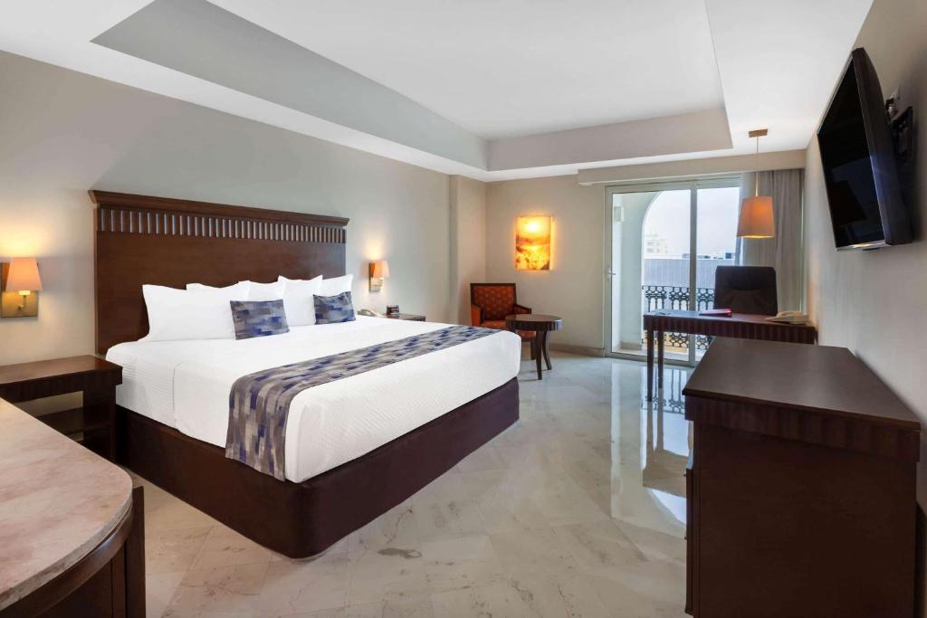 Postel nebo postele na pokoji v ubytování Ramada Plaza by Wyndham Veracruz Boca del Rio