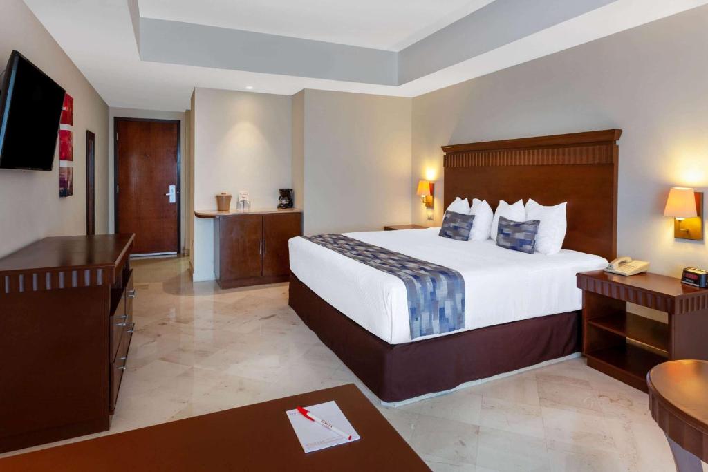 Postel nebo postele na pokoji v ubytování Ramada Plaza by Wyndham Veracruz Boca del Rio