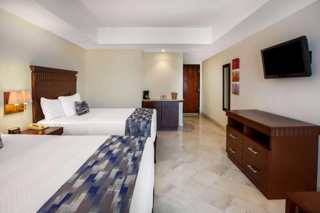 Postel nebo postele na pokoji v ubytování Ramada Plaza by Wyndham Veracruz Boca del Rio