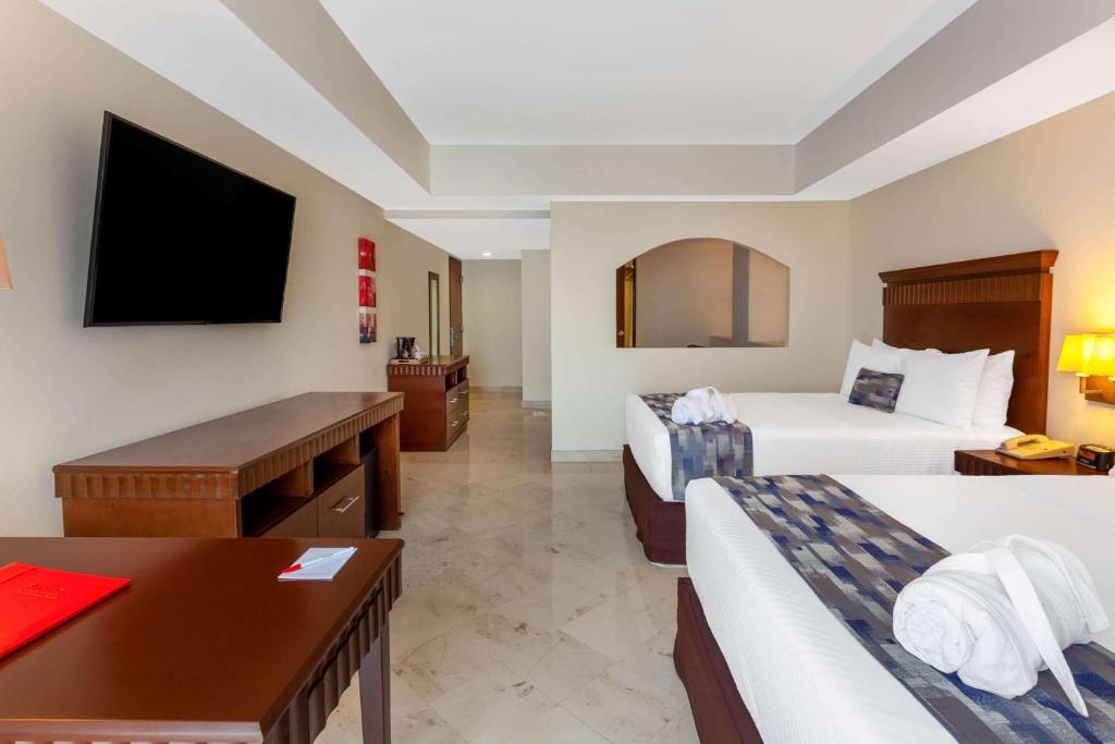 TV a/nebo společenská místnost v ubytování Ramada Plaza by Wyndham Veracruz Boca del Rio