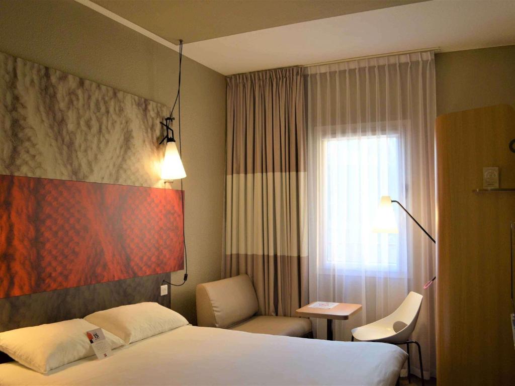 Postel nebo postele na pokoji v ubytování ibis Honfleur