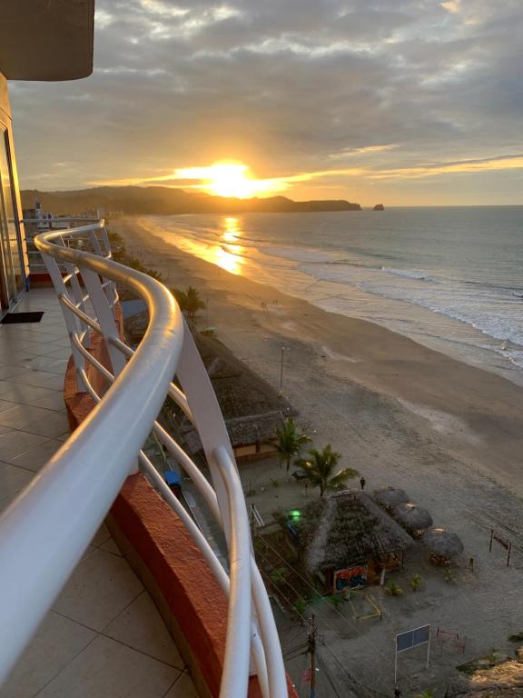 a view of the beach at sunset from a balcony at Apartamento en Atacames con vista al mar in Atacames