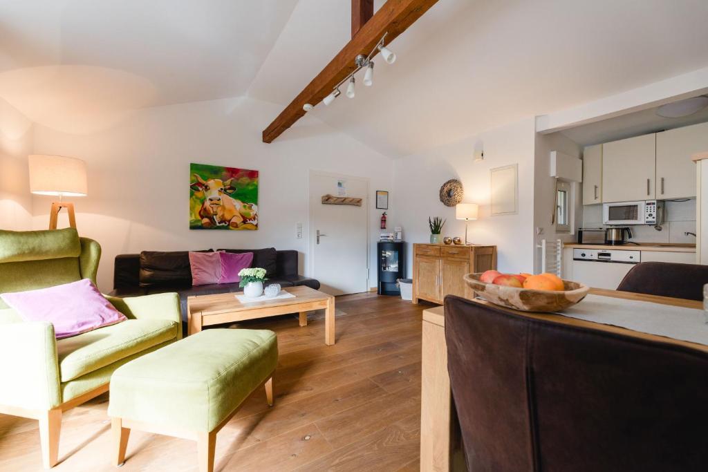 ein Wohnzimmer mit einem Sofa und einem Tisch in der Unterkunft Ferienhaus Panoramablick in Niedersalwey
