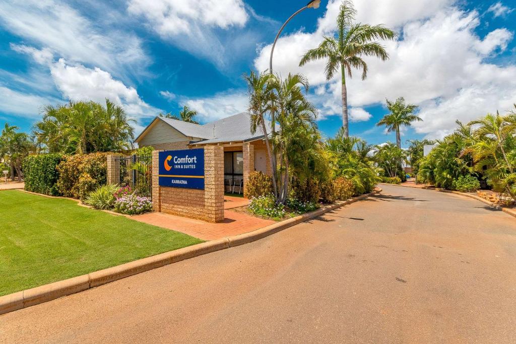 ein Haus mit einem Schild am Straßenrand in der Unterkunft Comfort Inn & Suites Karratha in Karratha