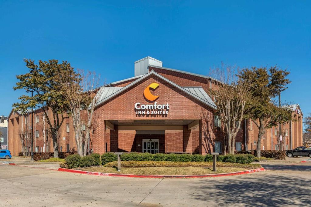 達拉斯的住宿－Comfort Inn & Suites North Dallas-Addison，前面有标志的建筑