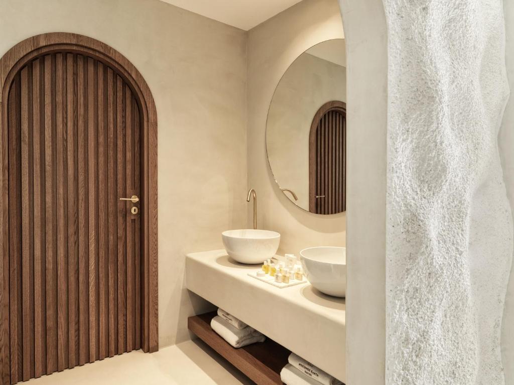 A bathroom at Mykonos Earth Suites