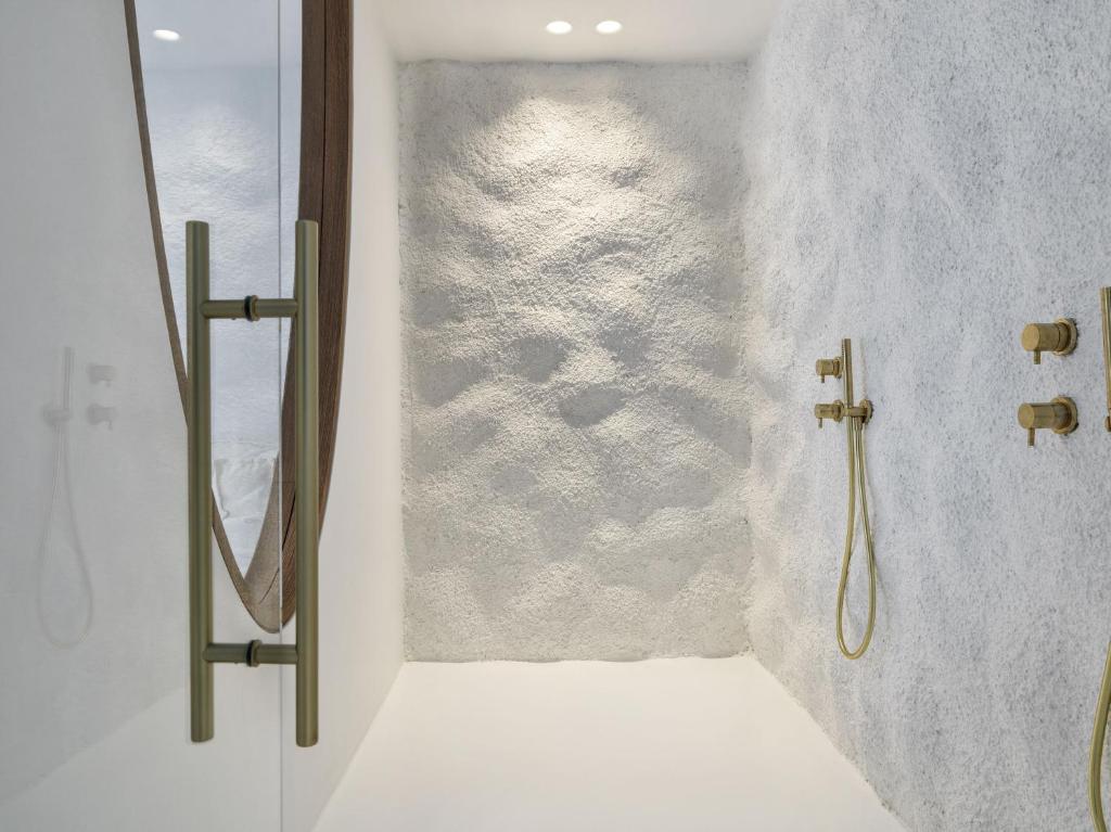 A bathroom at Mykonos Earth Suites